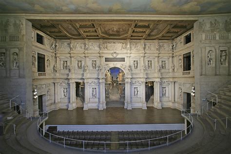 Teatro Olimpico Vicenzan uudelleensirjoitus: Renessanssiarkkitehtuurin ja teatteriteknisten innovaatioiden symbioosi 16. vuosisadan loppupuolella