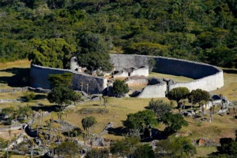 The Establishment of Great Zimbabwe;  Monumental Stone Architecture and Thriving Trans-Saharan Trade Routes